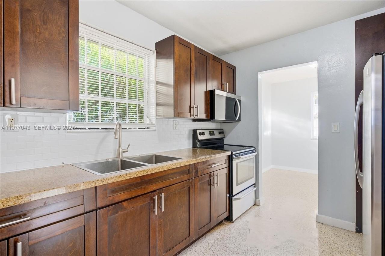 901 Nw 55th St #901 - Photo 4 of 13