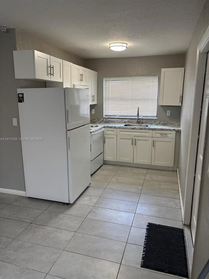 931 Sw 80th Ave #A - Photo 3 of 10