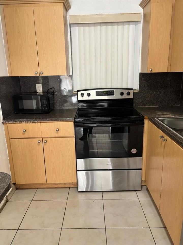 940 Ne 170th St #120 - Photo 4 of 9