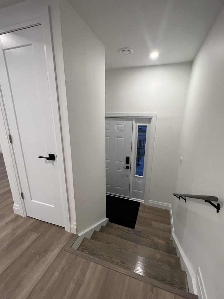 438 Bellevue St Uppr - Photo 4 of 47