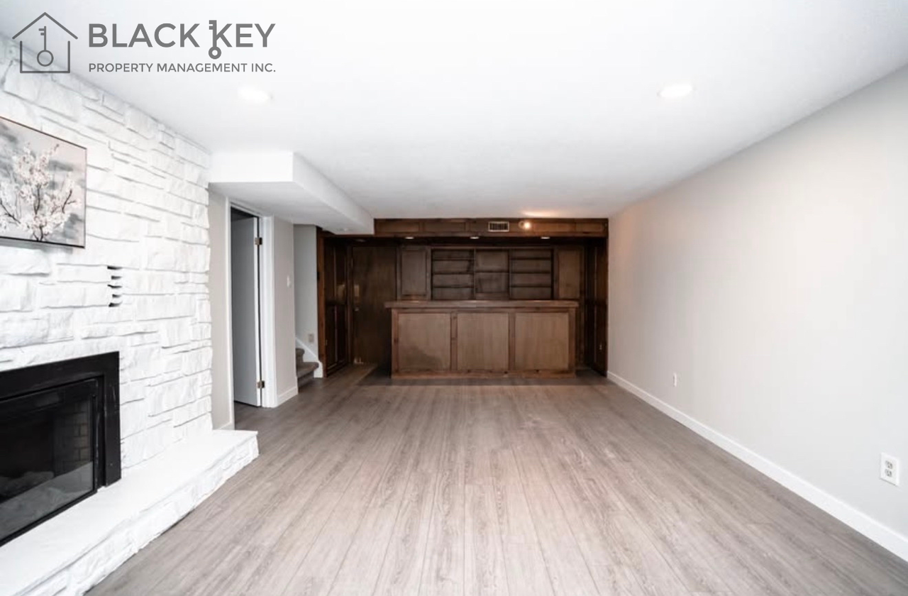 107 Edgehill Cres #1 - Photo 3 of 10