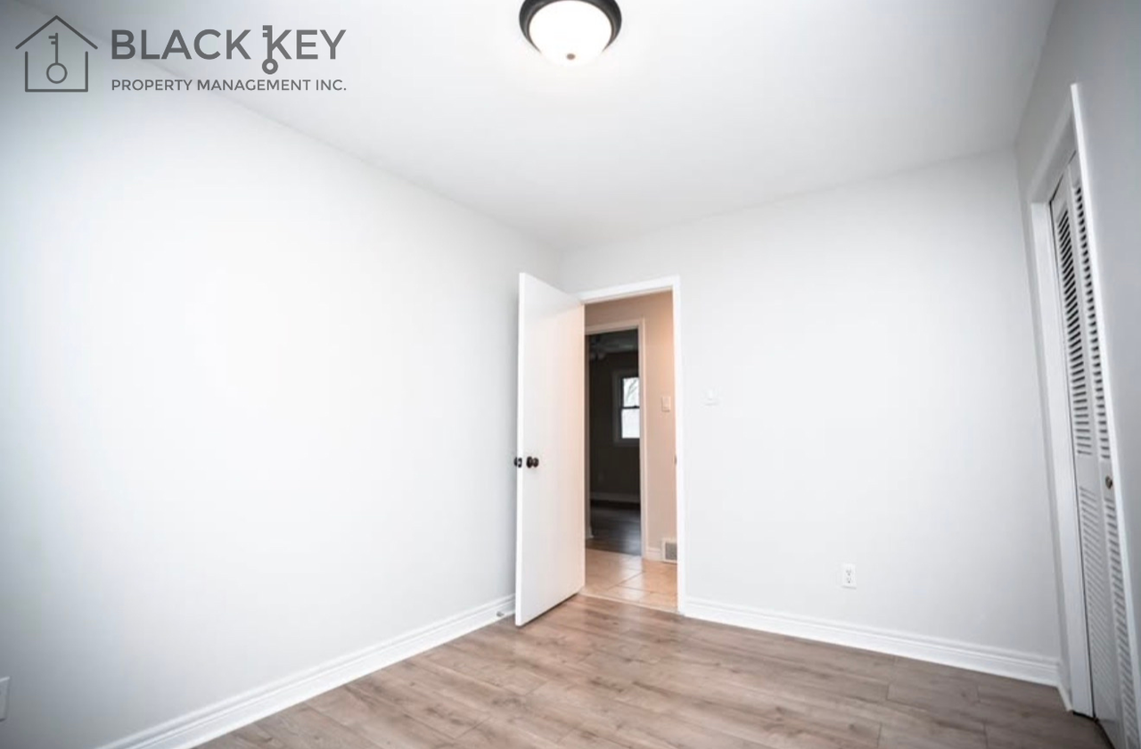 107 Edgehill Cres #1 - Photo 6 of 10