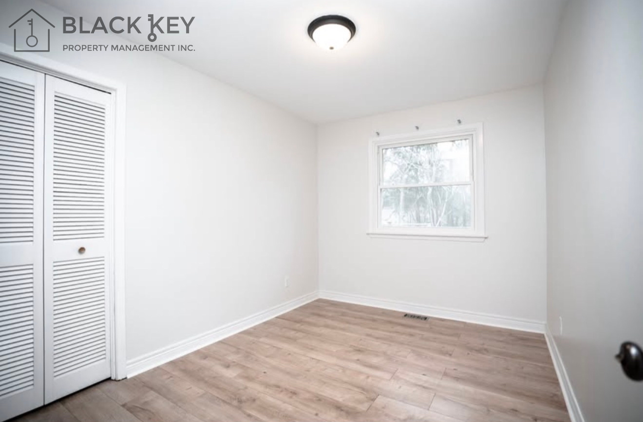 107 Edgehill Cres #1 - Photo 7 of 10