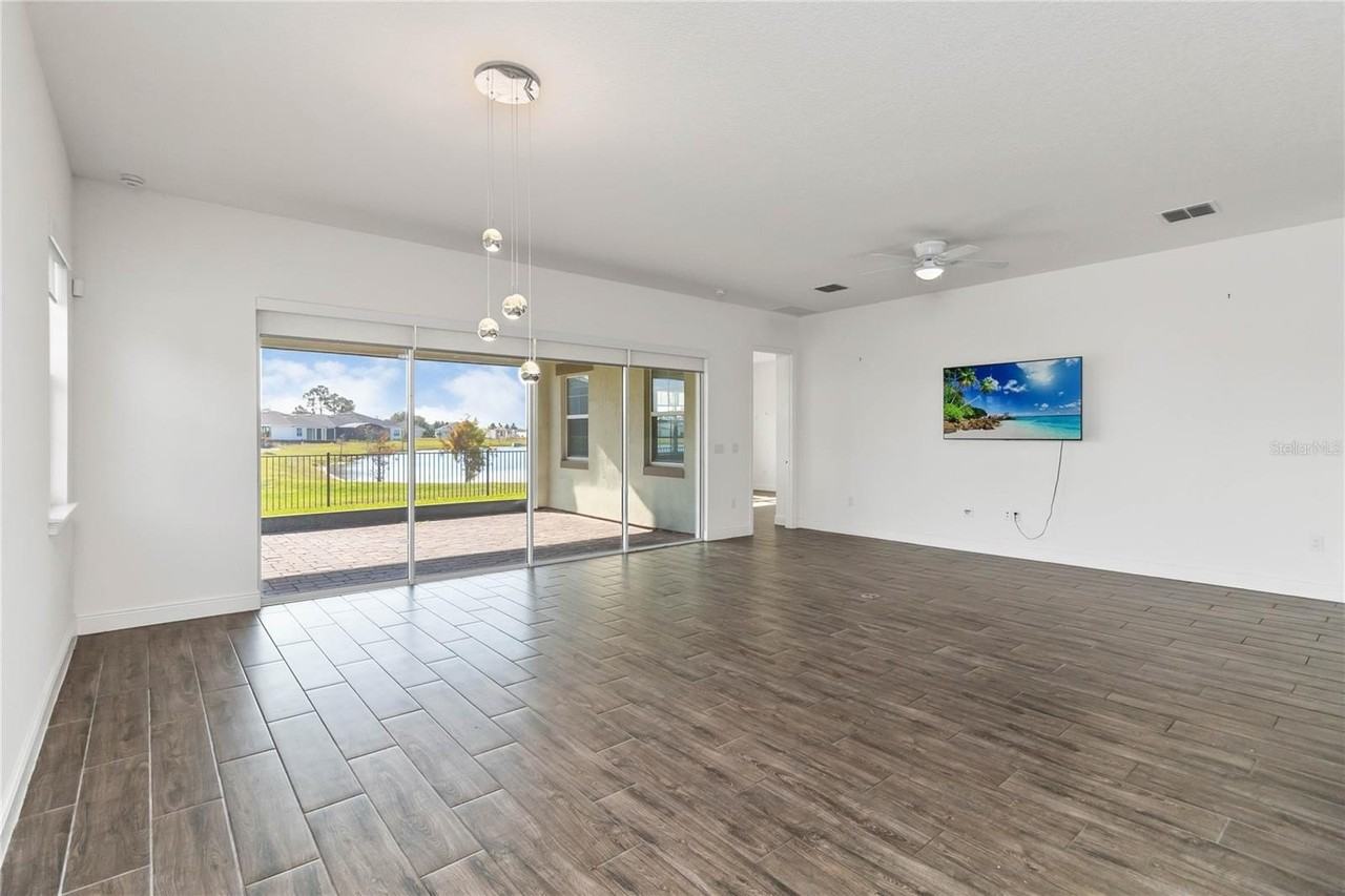 2709 Greenlands St - Photo 5 of 32