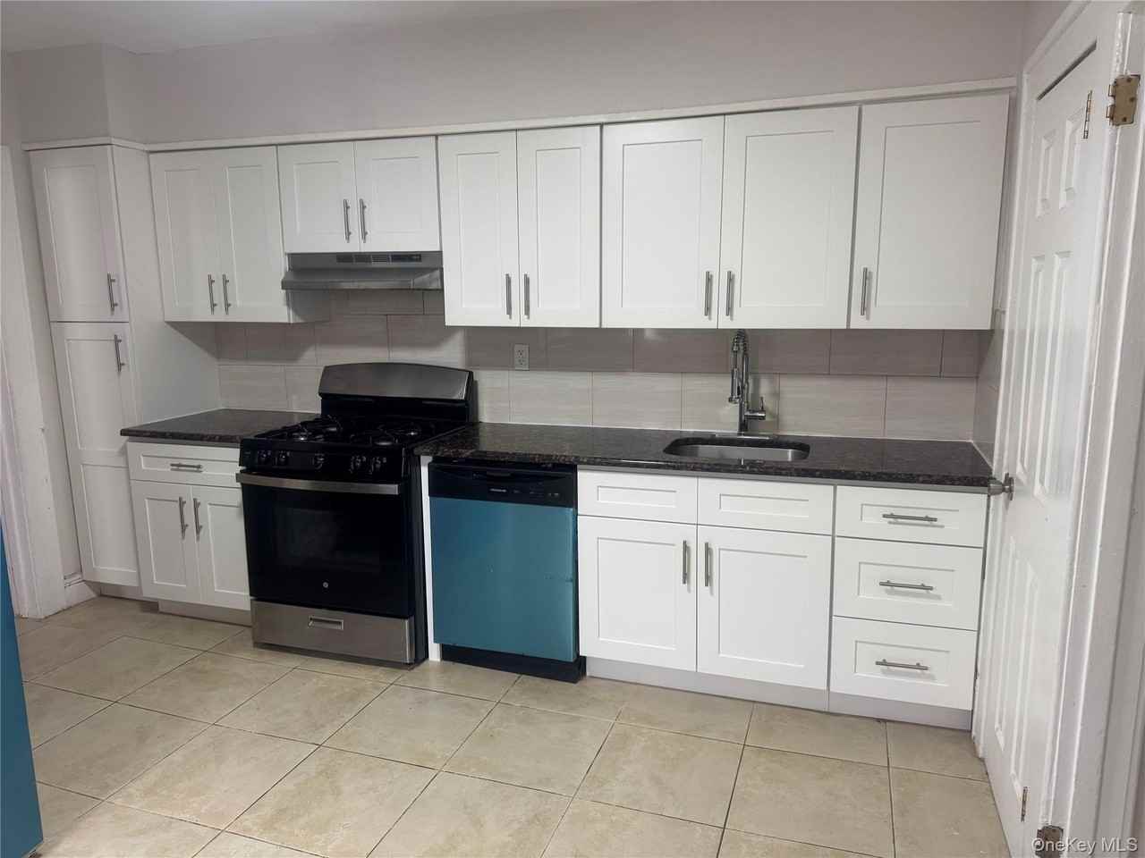 267 Schenck Ave - Photo 6 of 9