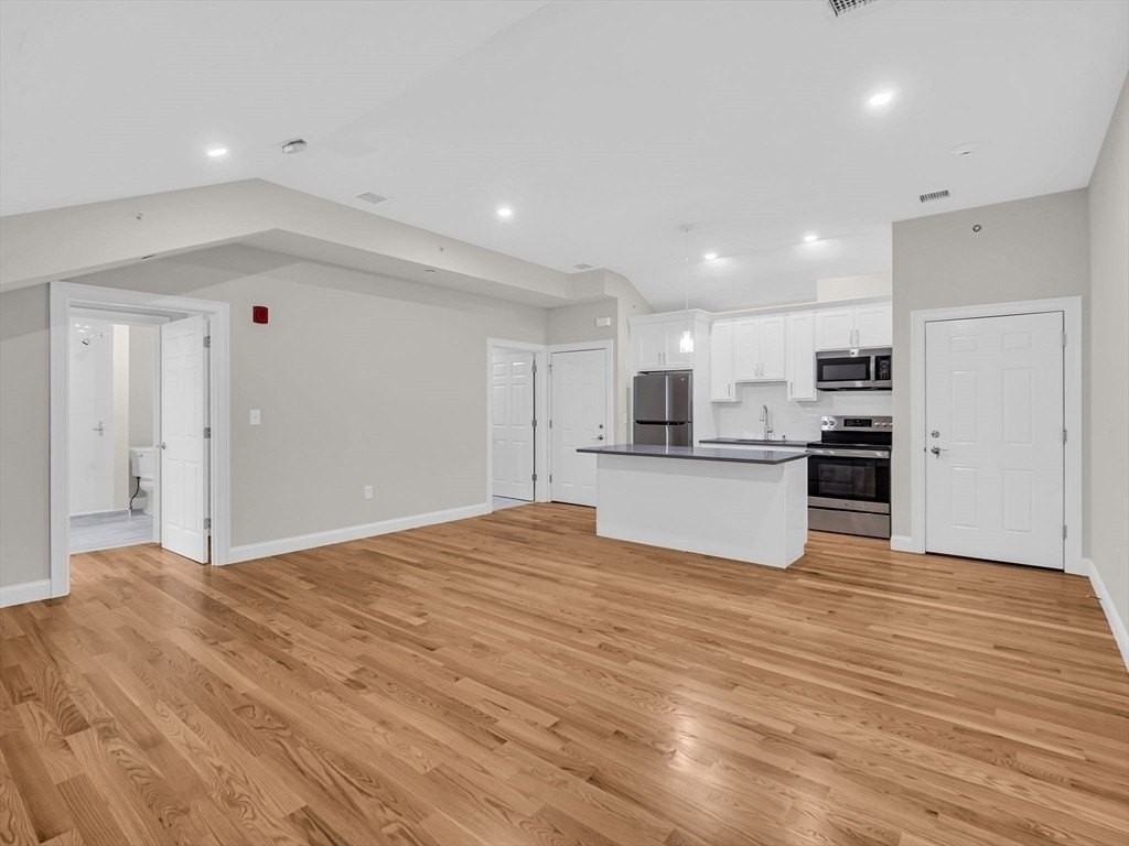 97 Great Rd Unit 6 - Photo 2 of 20