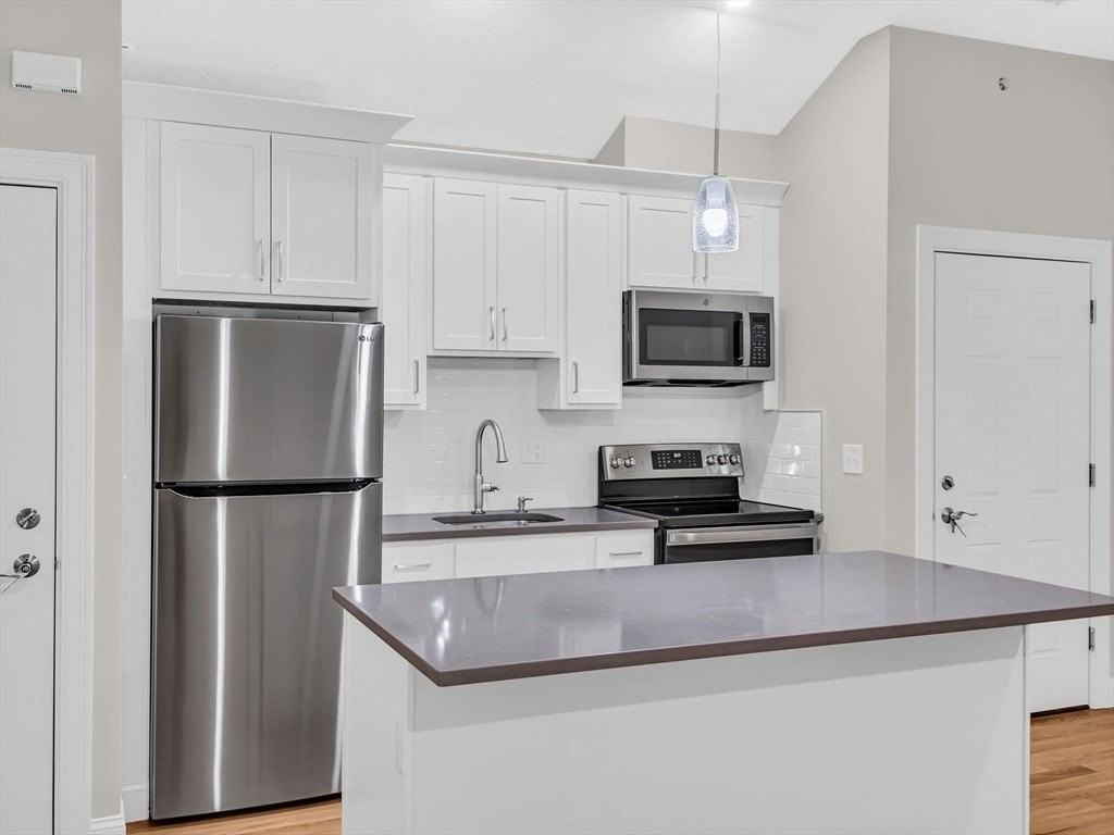 97 Great Rd Unit 6 - Photo 3 of 20