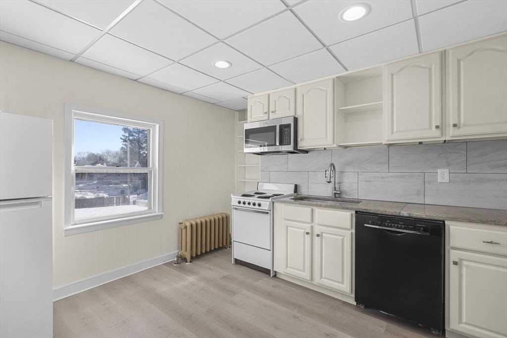 119 Bank St Unit 2 - Photo 3 of 20