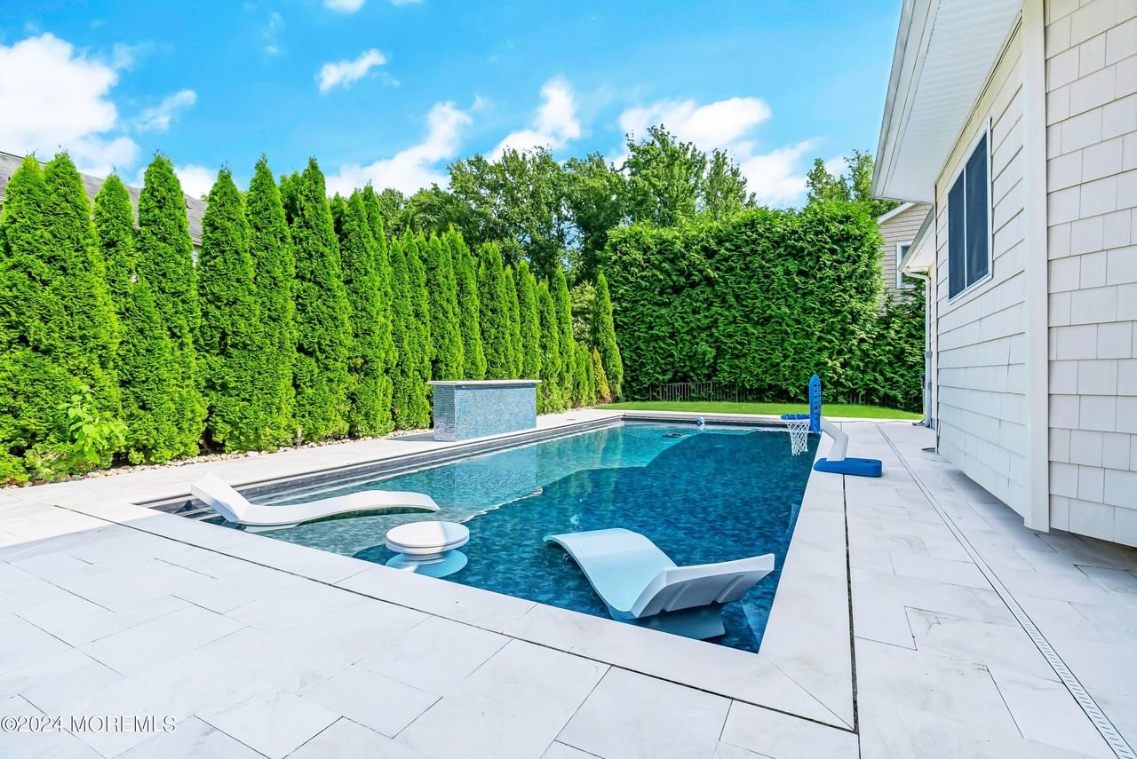 1607 Holbrook St - Photo 2 of 40