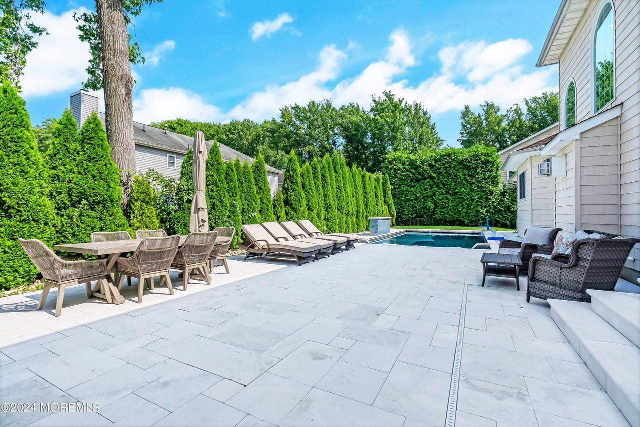 1607 Holbrook St - Photo 3 of 40