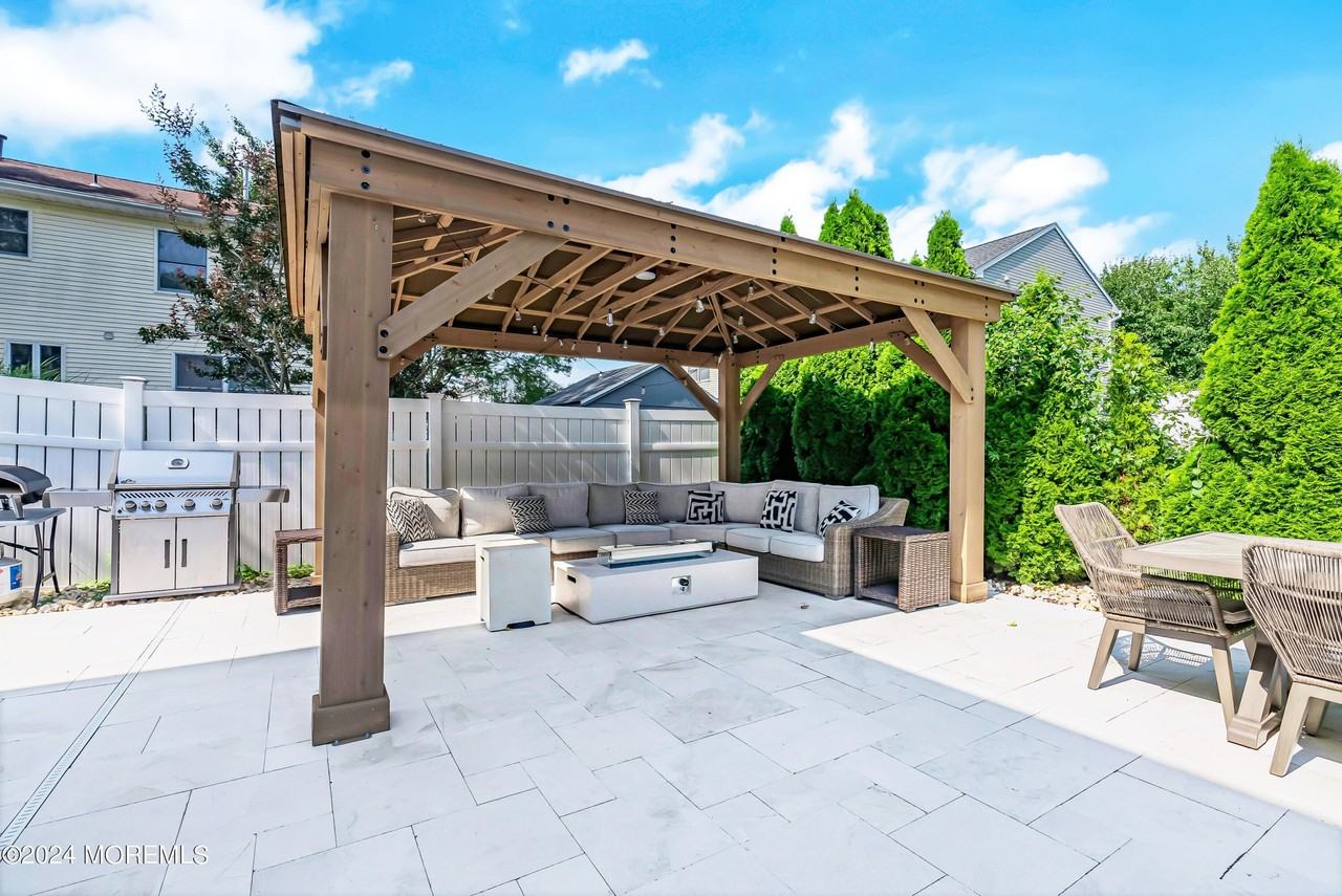 1607 Holbrook St - Photo 4 of 40