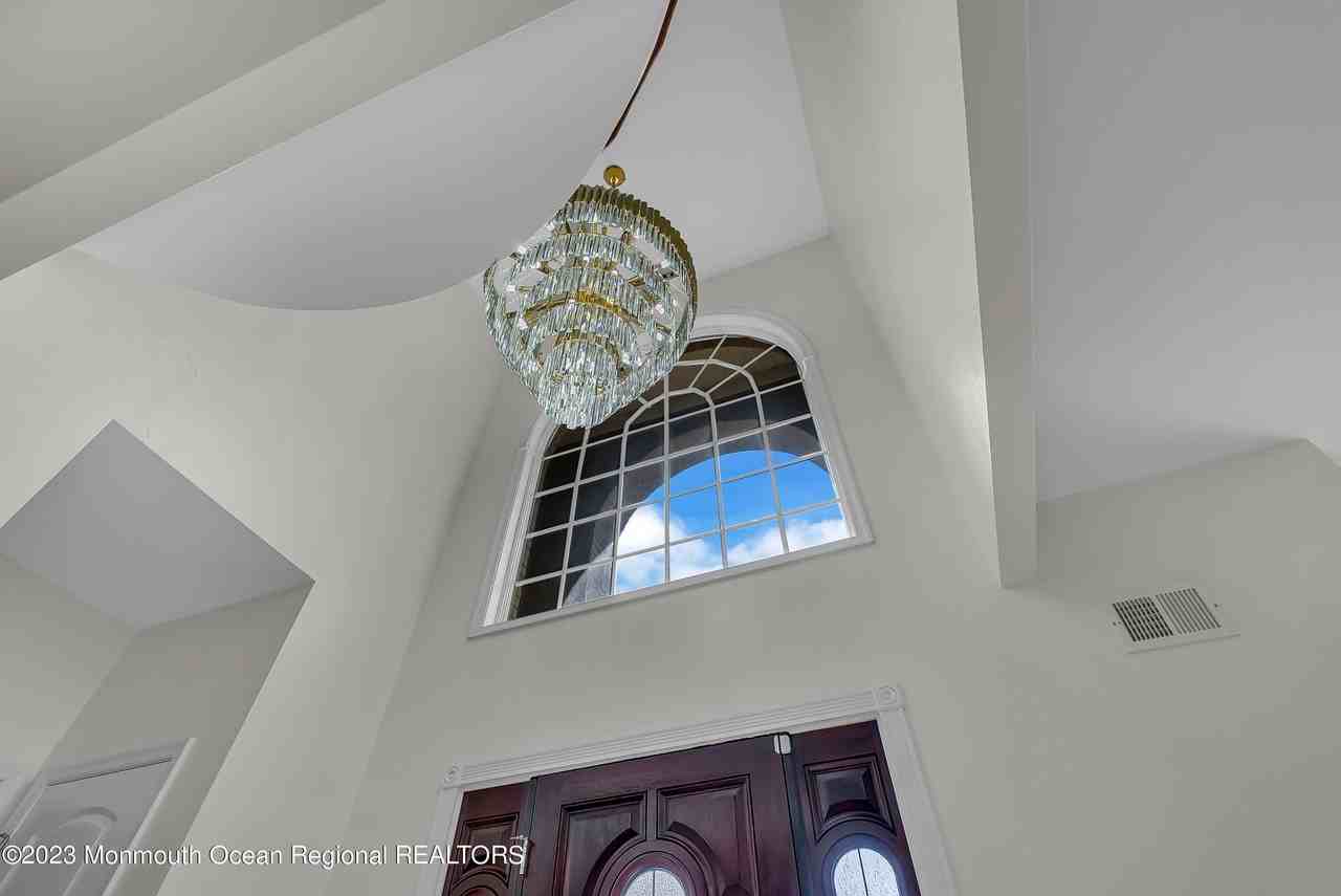 1607 Holbrook St - Photo 6 of 40