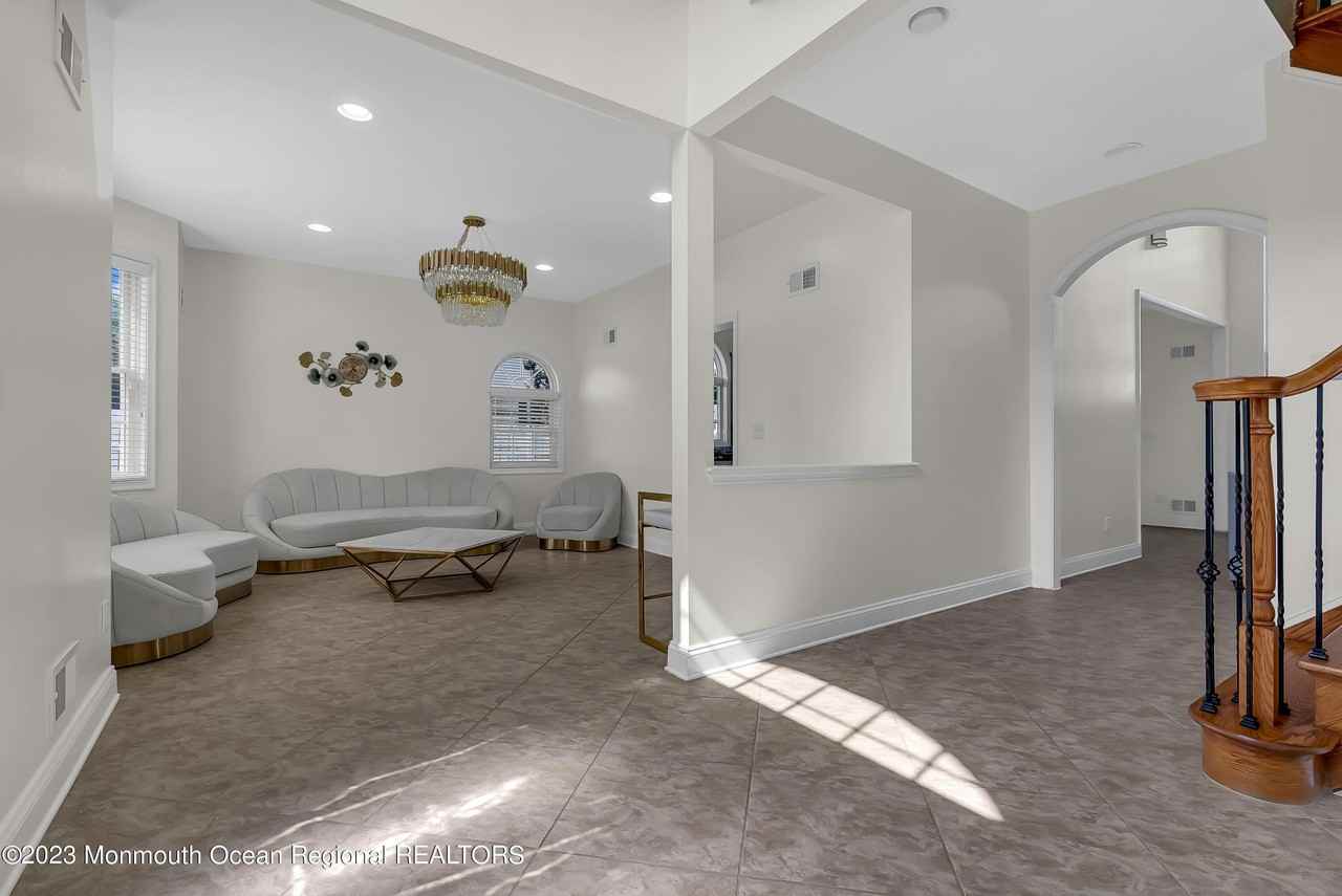 1607 Holbrook St - Photo 7 of 40