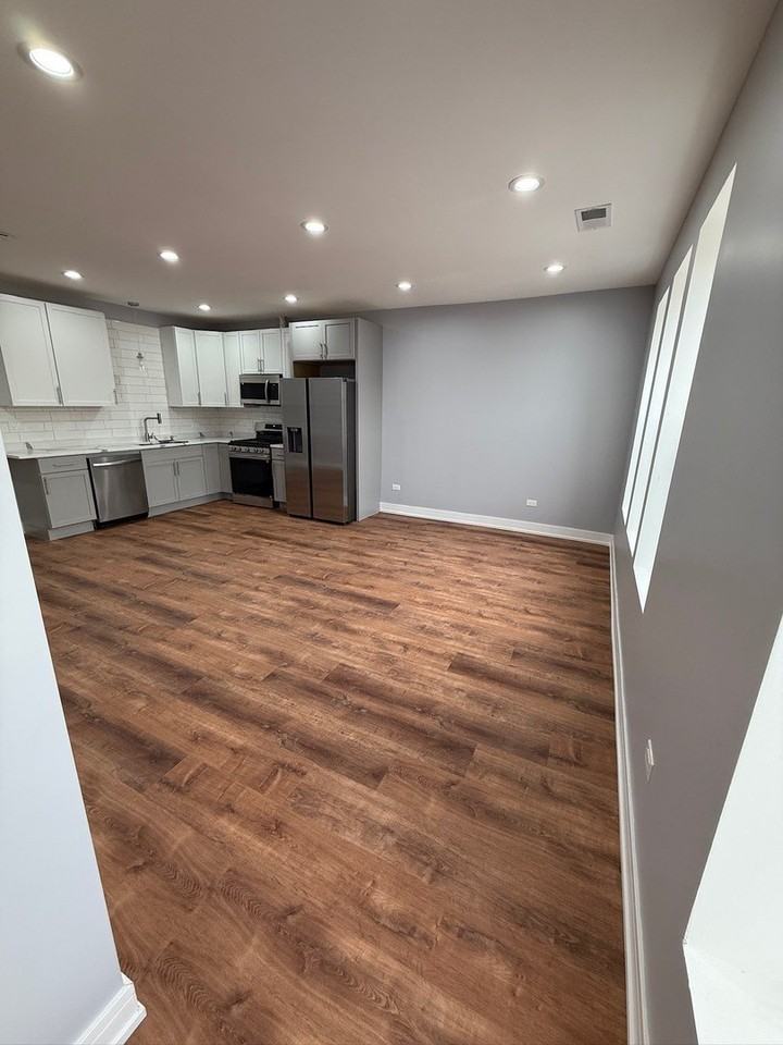 4907 W Walton St Unit 2 - Photo 3 of 16