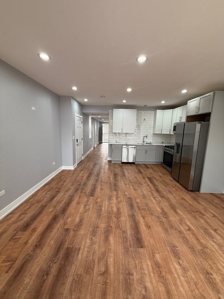 4907 W Walton St Unit 2 - Photo 4 of 16