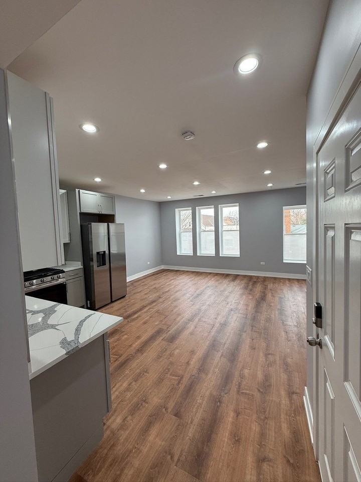 4907 W Walton St Unit 2 - Photo 5 of 16