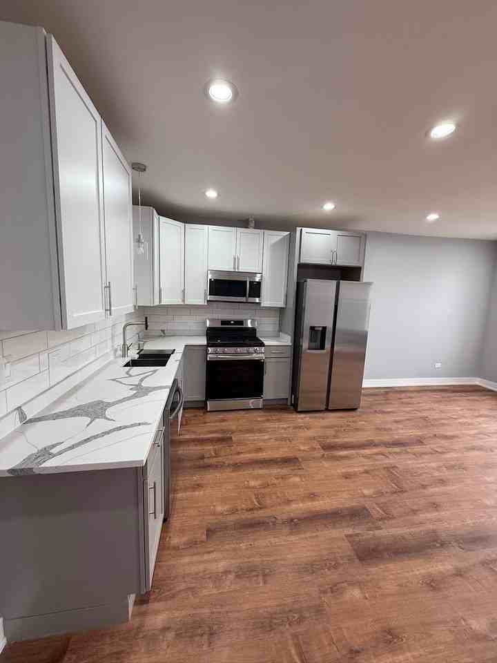 4907 W Walton St Unit 2 - Photo 6 of 16