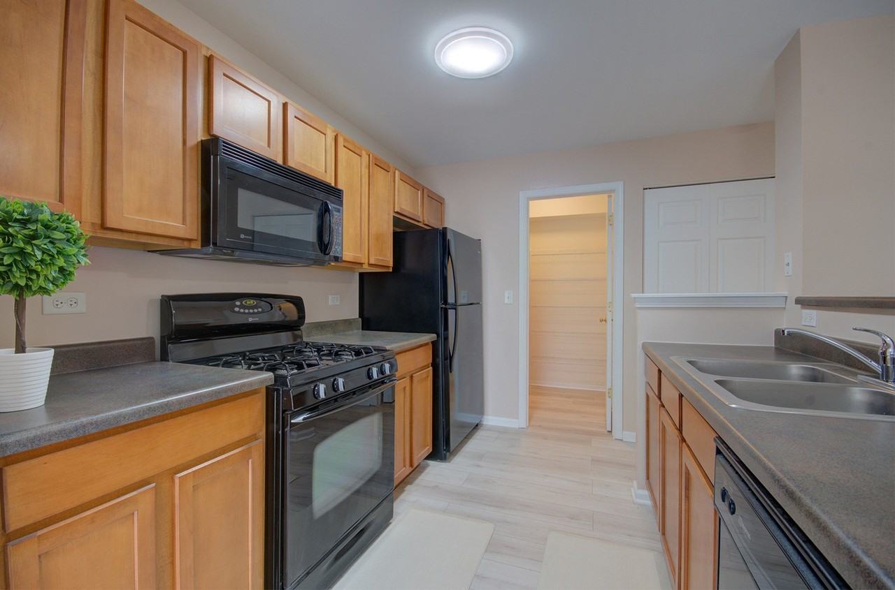 2421 Stoughton Cir Unit 2421 - Photo 6 of 23