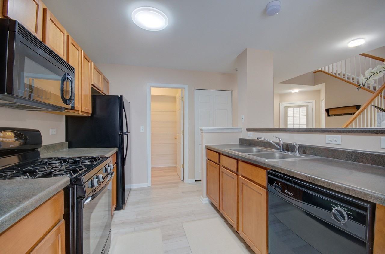 2421 Stoughton Cir Unit 2421 - Photo 7 of 23