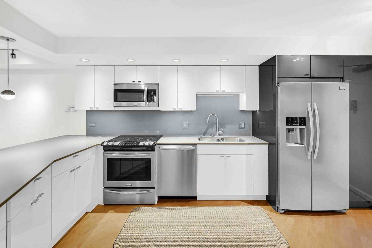 300 N State St Apt 2510 - Photo 3 of 27