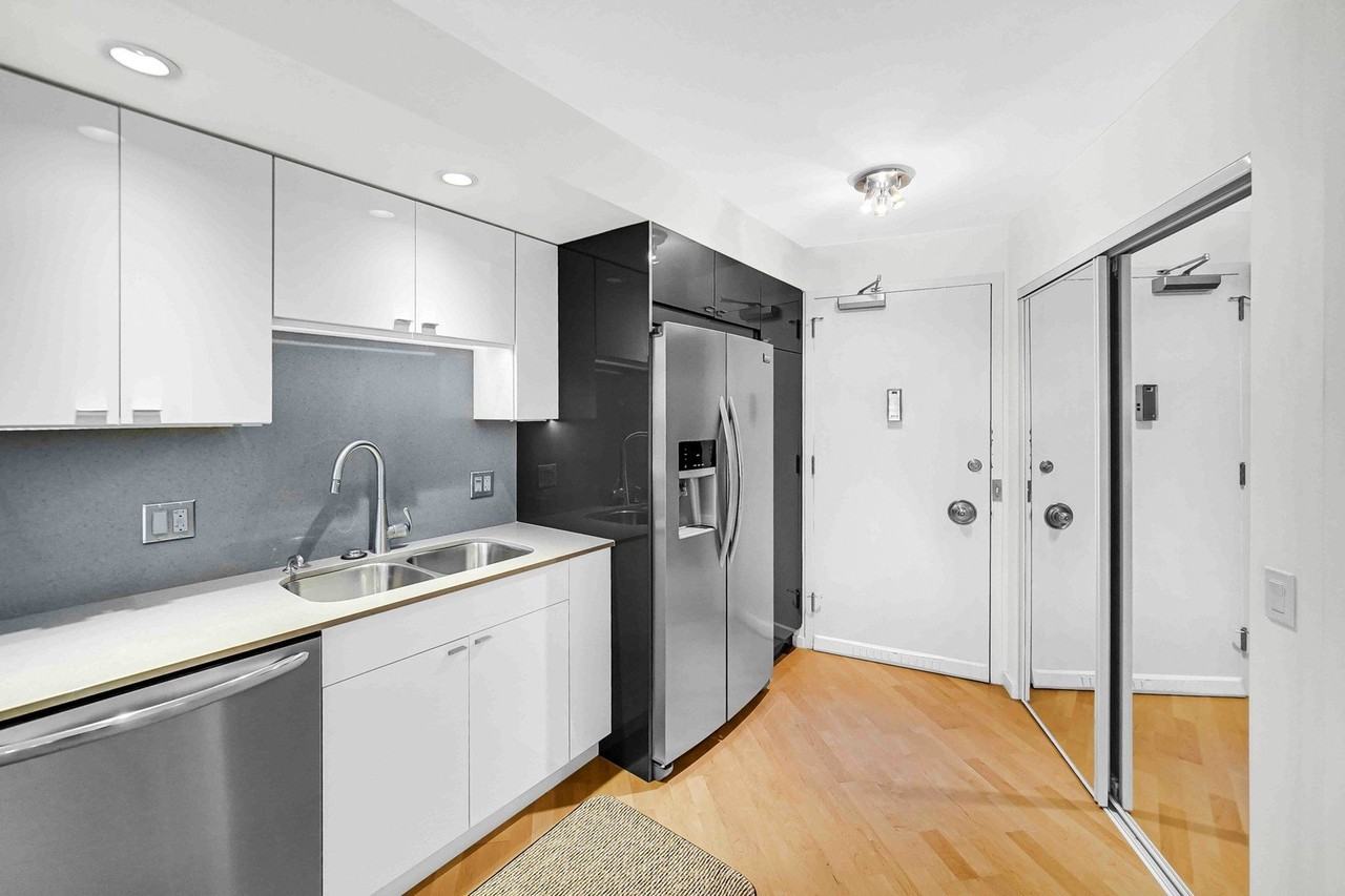 300 N State St Apt 2510 - Photo 5 of 27