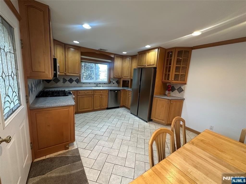 74 Rosemont Ave - Photo 7 of 28