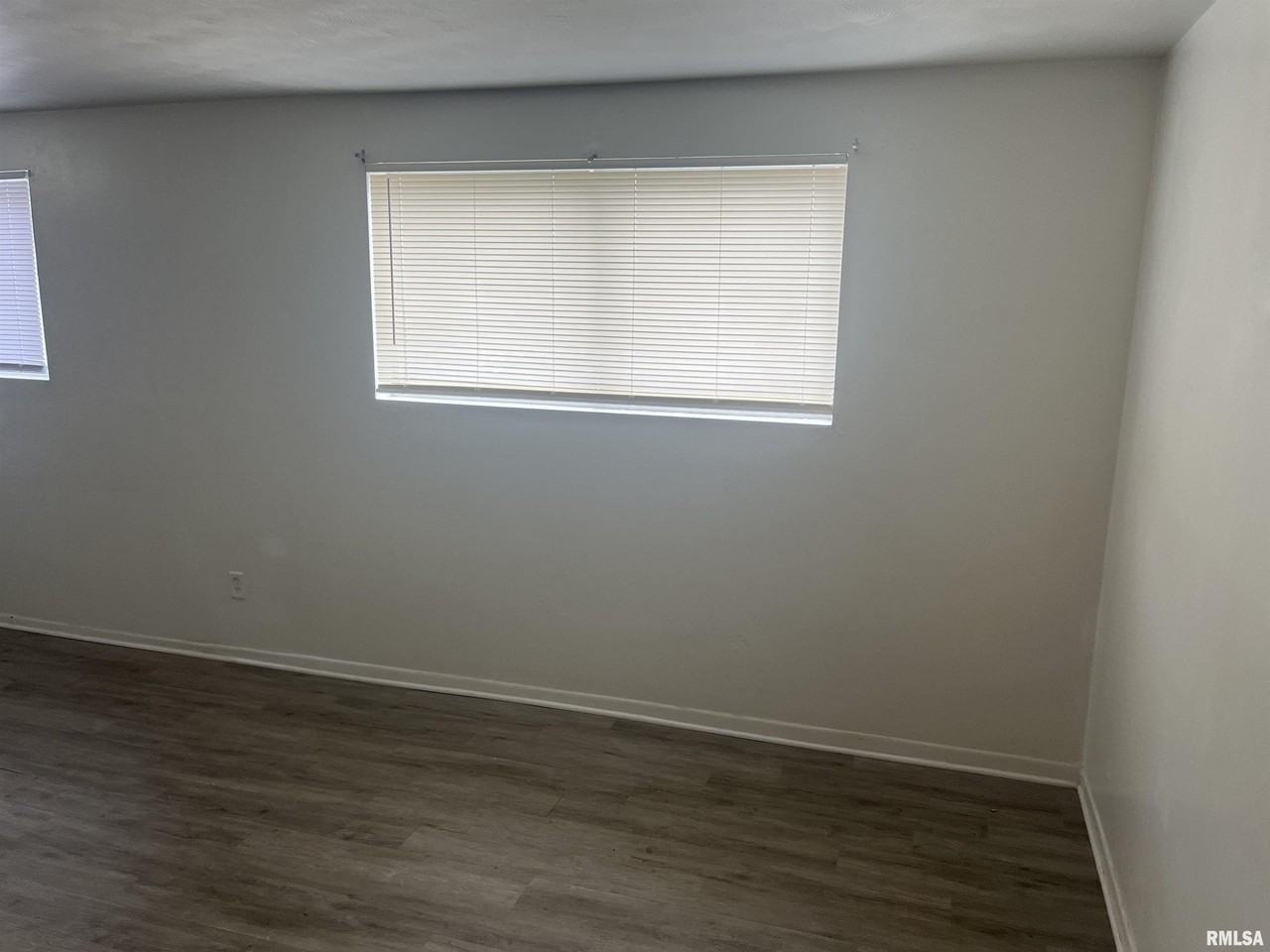 227 W Elm St - Photo 2 of 6