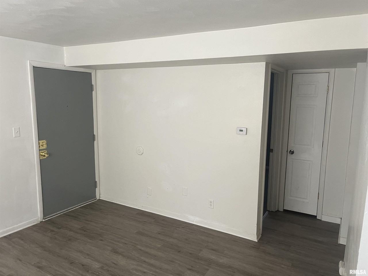 227 W Elm St - Photo 3 of 6