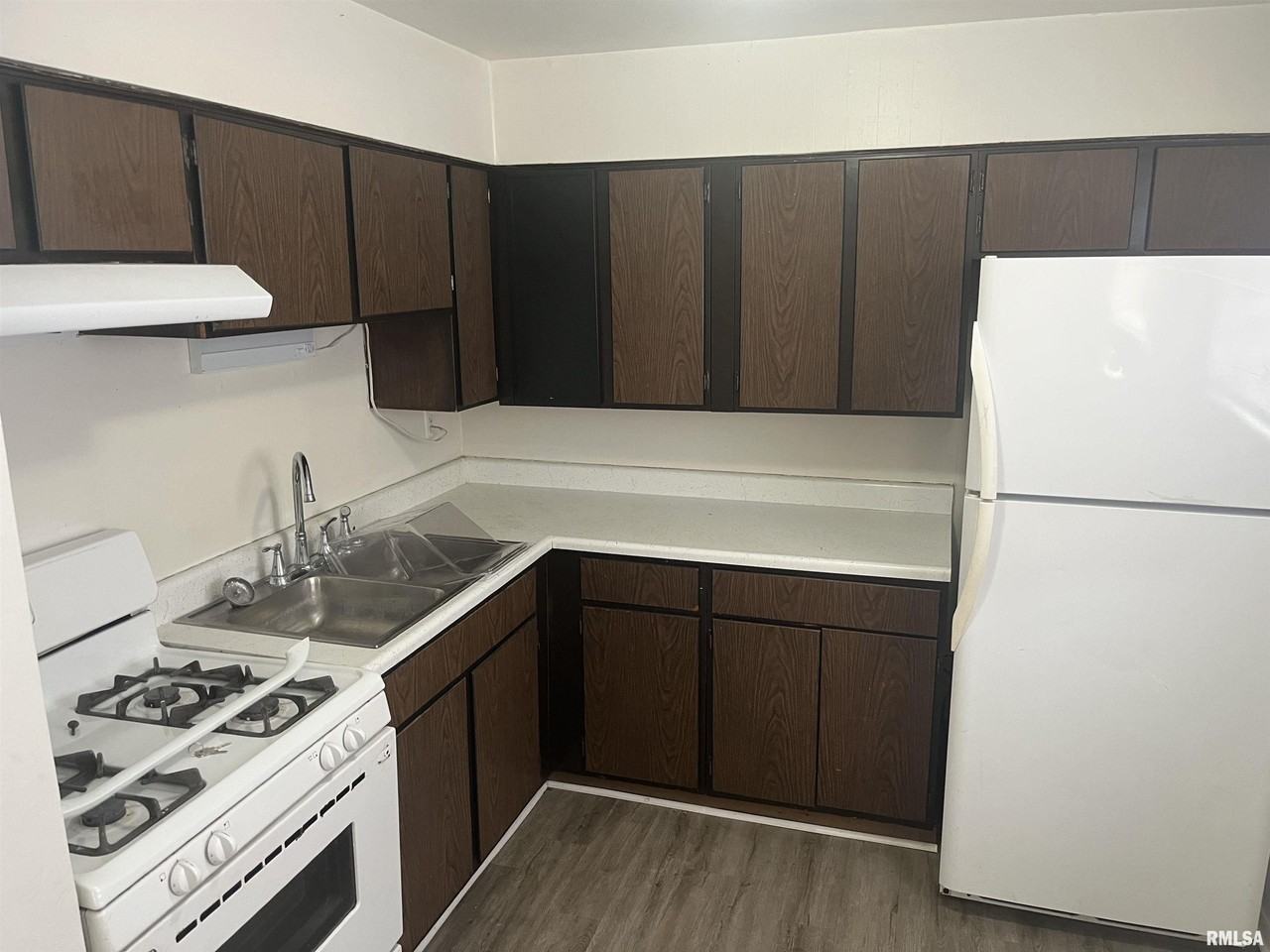 227 W Elm St - Photo 4 of 6