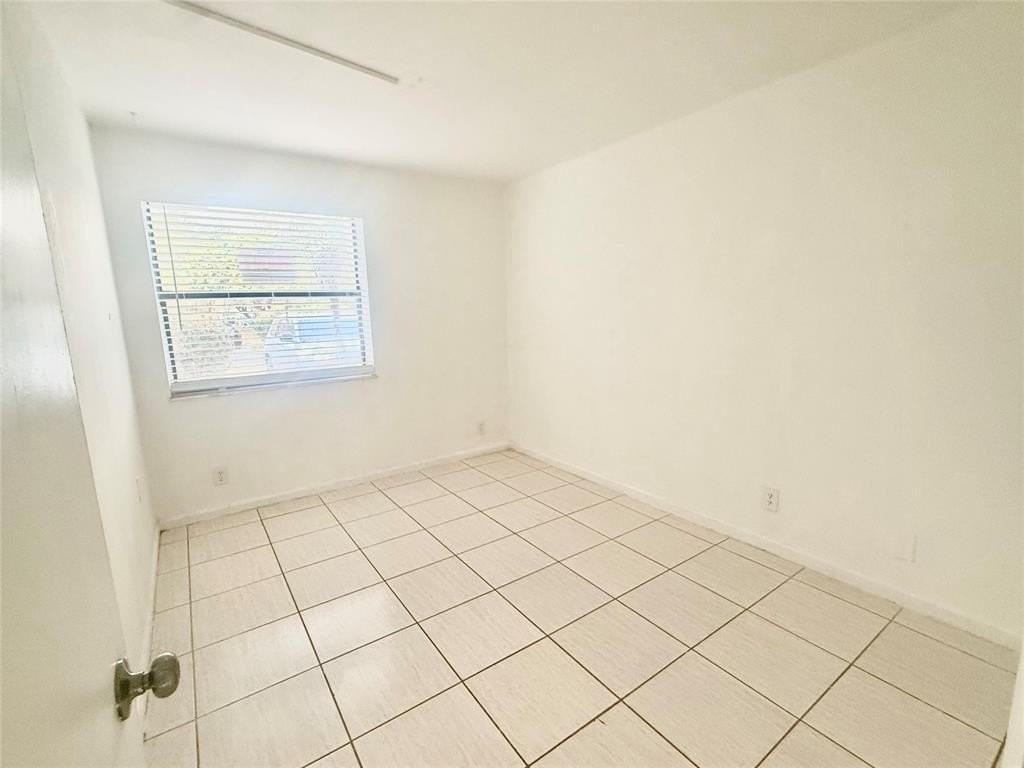 11650 Nw 23rd Ct - Photo 5 of 12