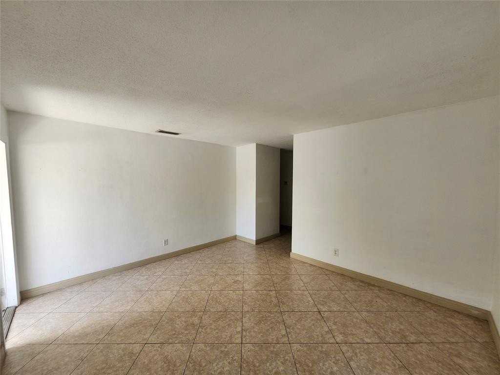 701 Ne 36th St - Photo 3 of 11