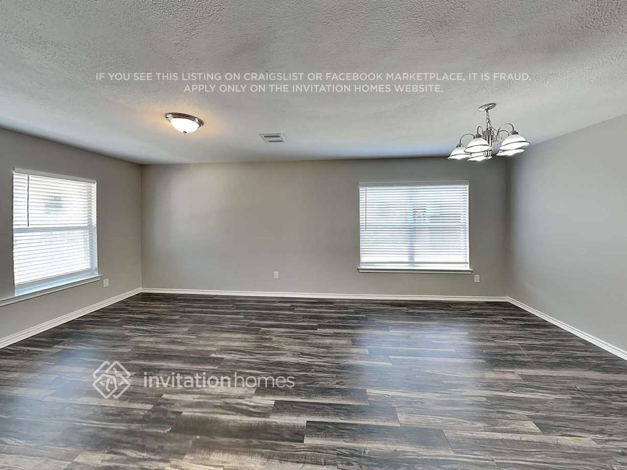 12002 Peachtree Ln - Photo 4 of 19