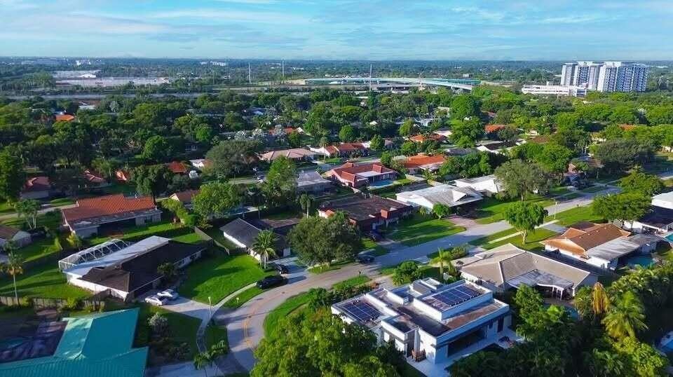 7410 Sw 15th St - Photo 2 of 14