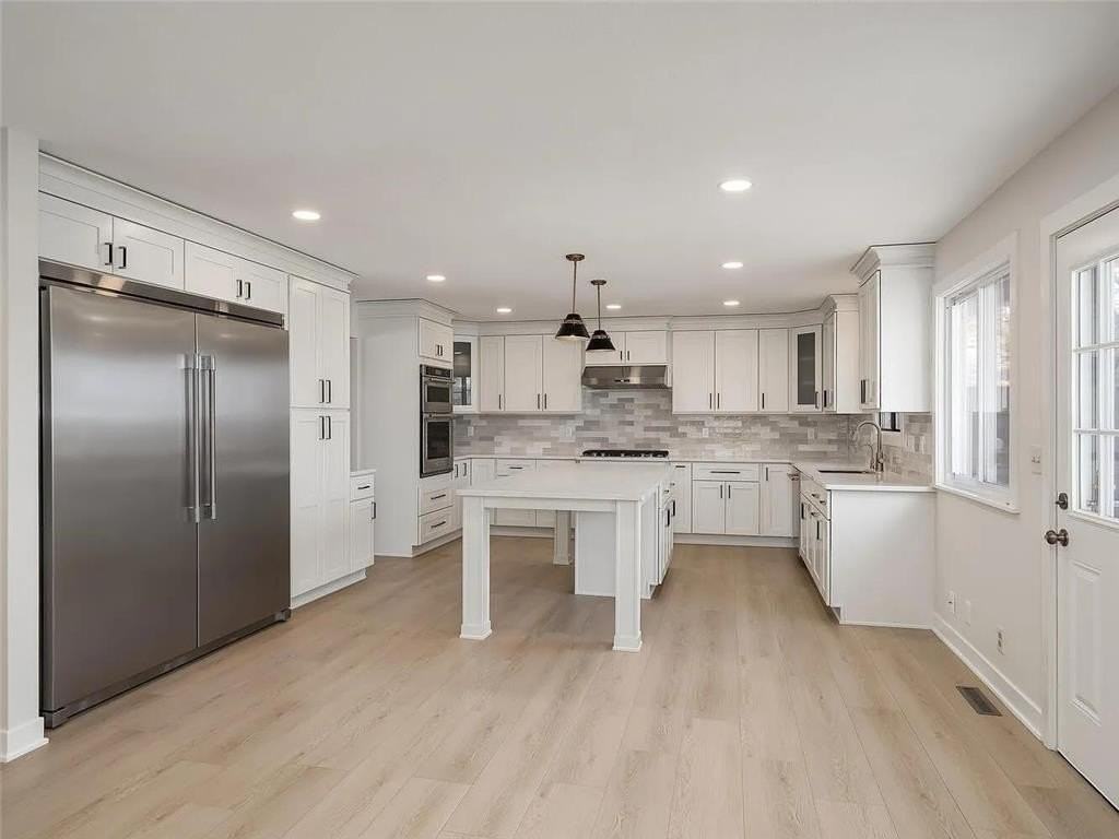 7783 Kingsview Ln N - Photo 3 of 33