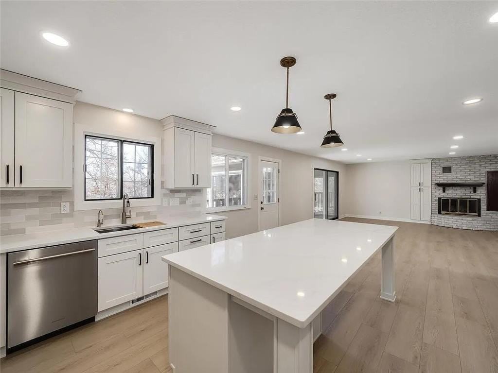 7783 Kingsview Ln N - Photo 6 of 33