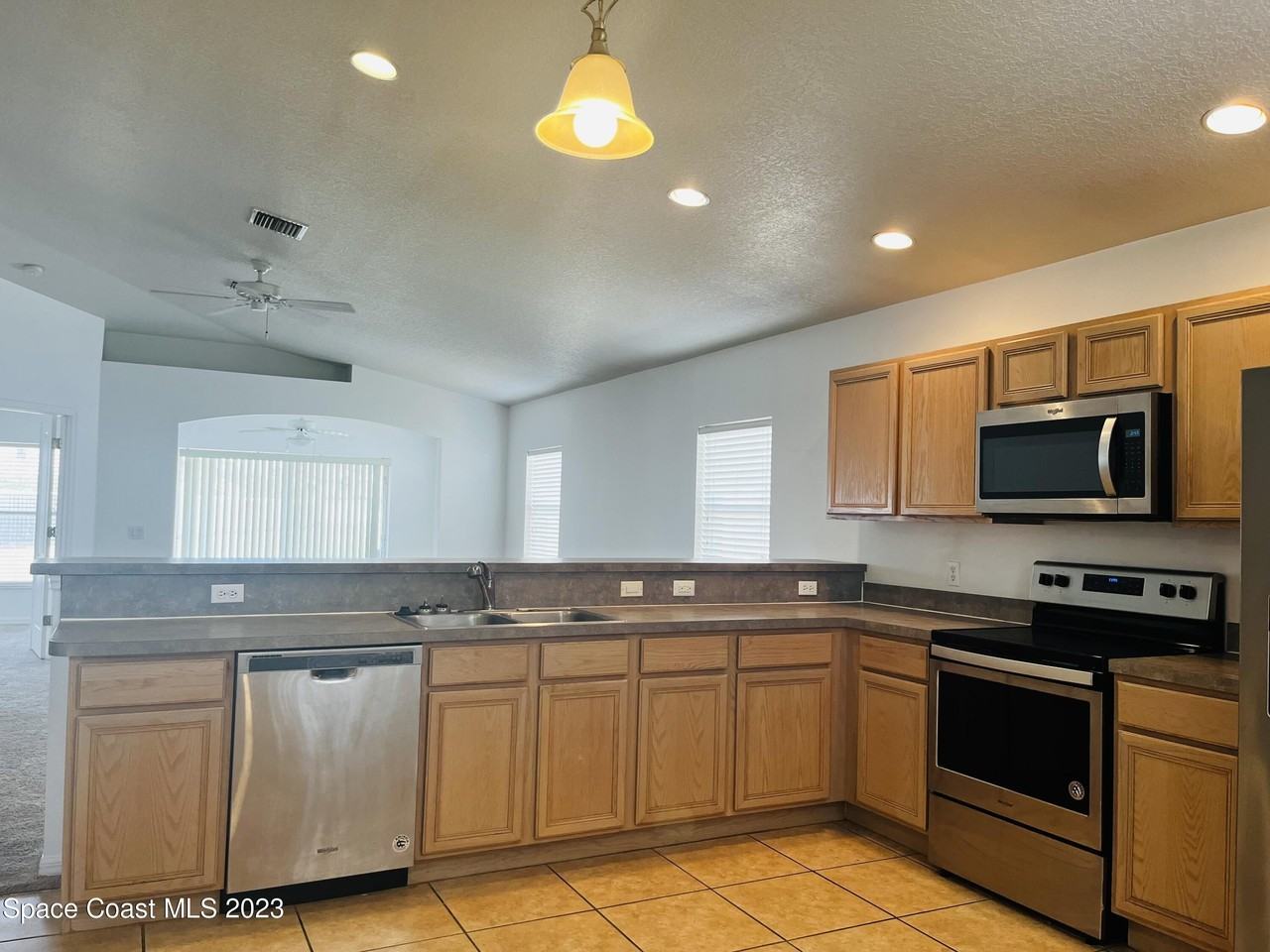 838 Macon Dr - Photo 2 of 12