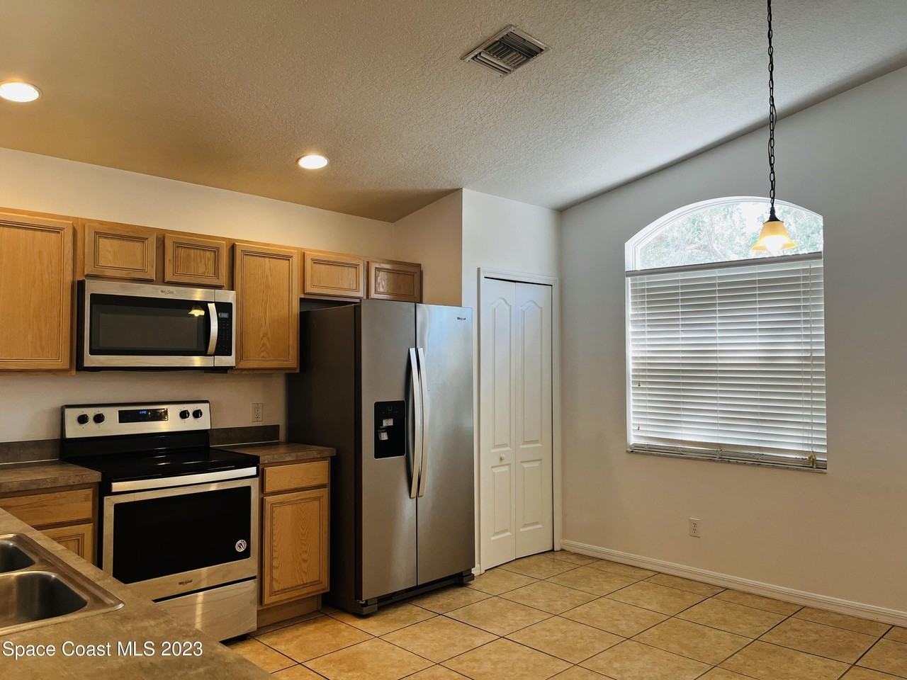 838 Macon Dr - Photo 3 of 12