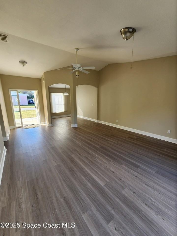 1244 Lynne Dr - Photo 4 of 23