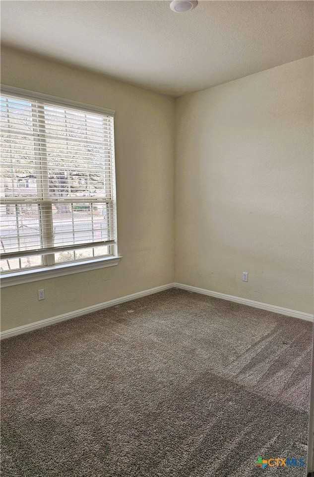 512 Hoot Owl Ln S - Photo 7 of 20