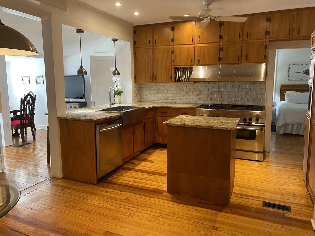 1320 Terrace St - Photo 3 of 37