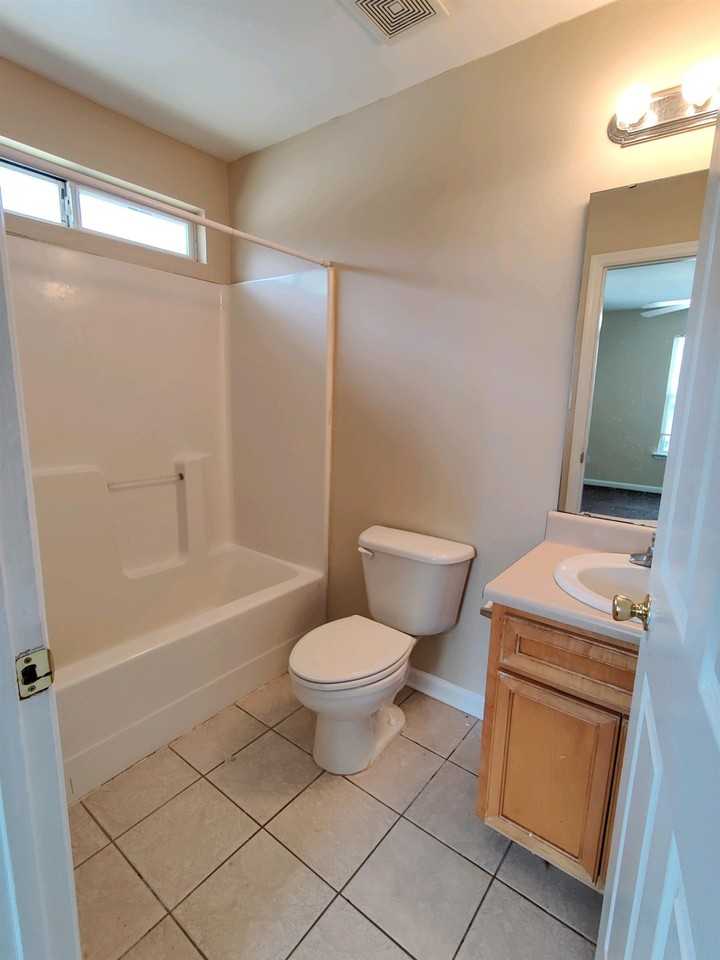 93 Bass St - Photo 6 of 8