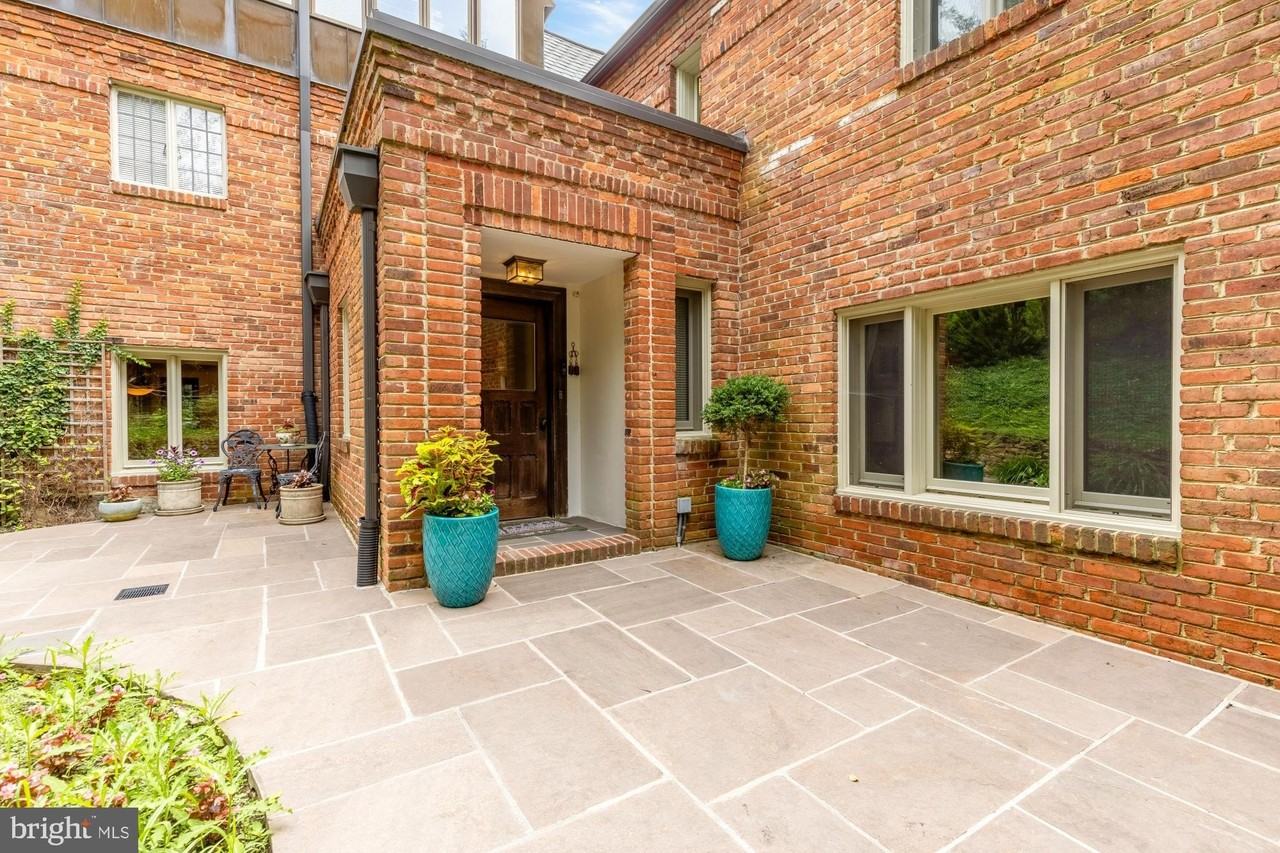 3111 Chain Bridge Rd Nw - Photo 2 of 50