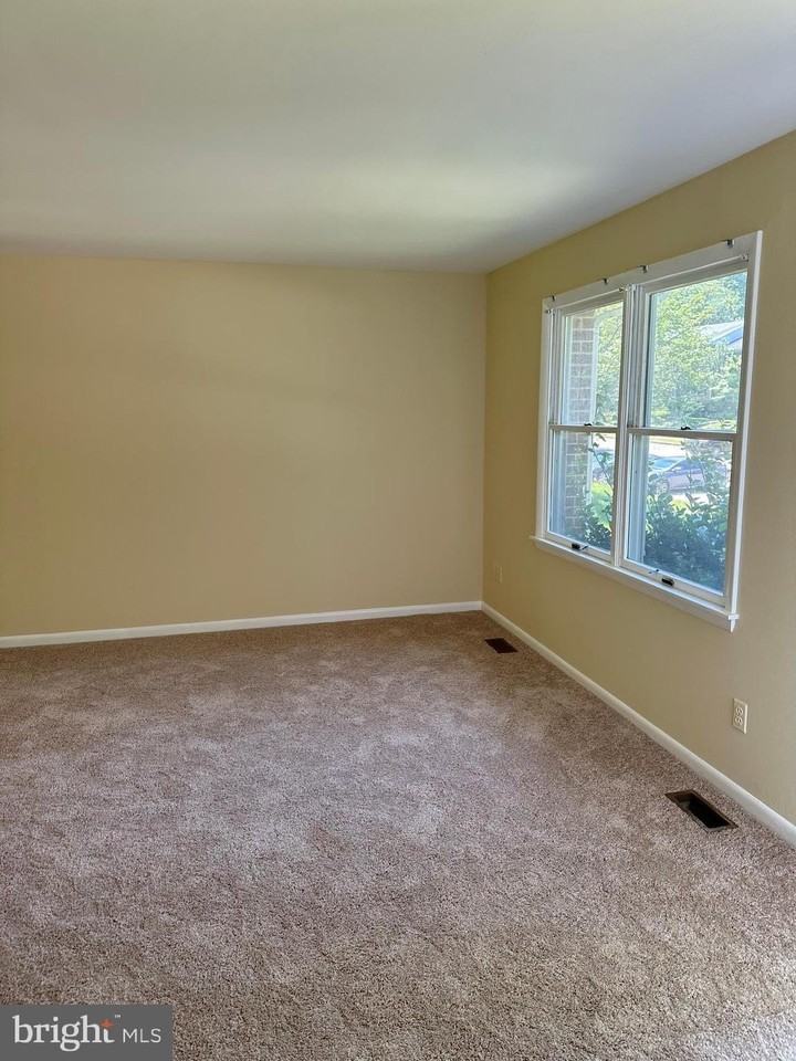 249 Cedarmere Cir - Photo 4 of 10