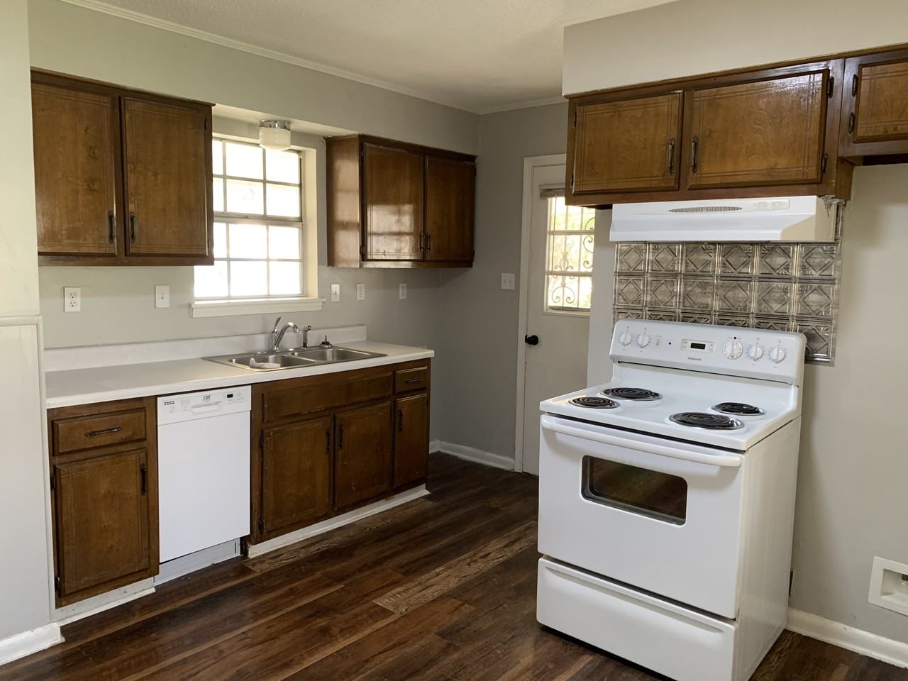 8082 Ashbrook Dr - Photo 4 of 10