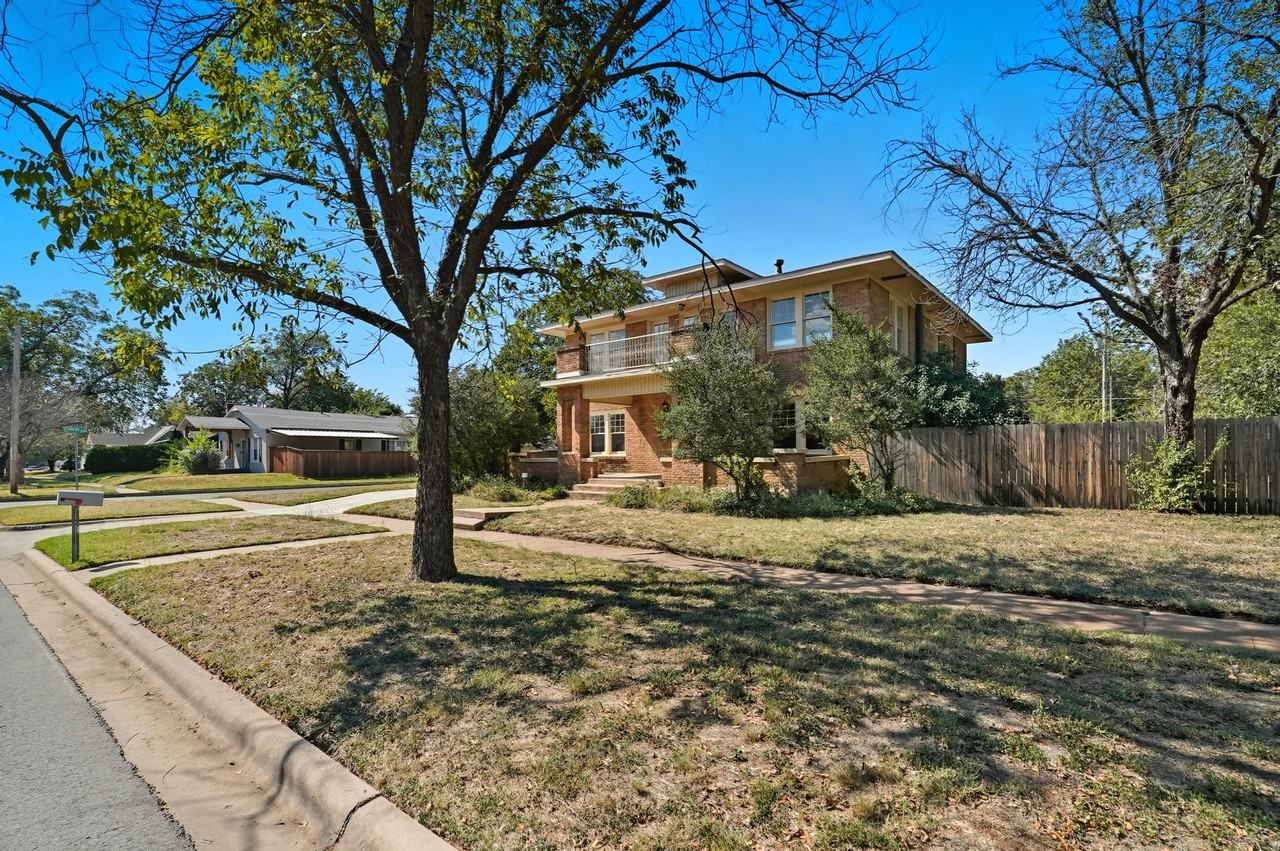 1350 Amarillo St - Photo 7 of 45