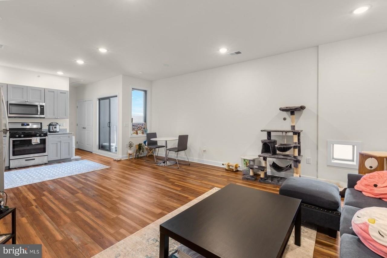 2411 Kensington Ave #202 - Photo 2 of 38