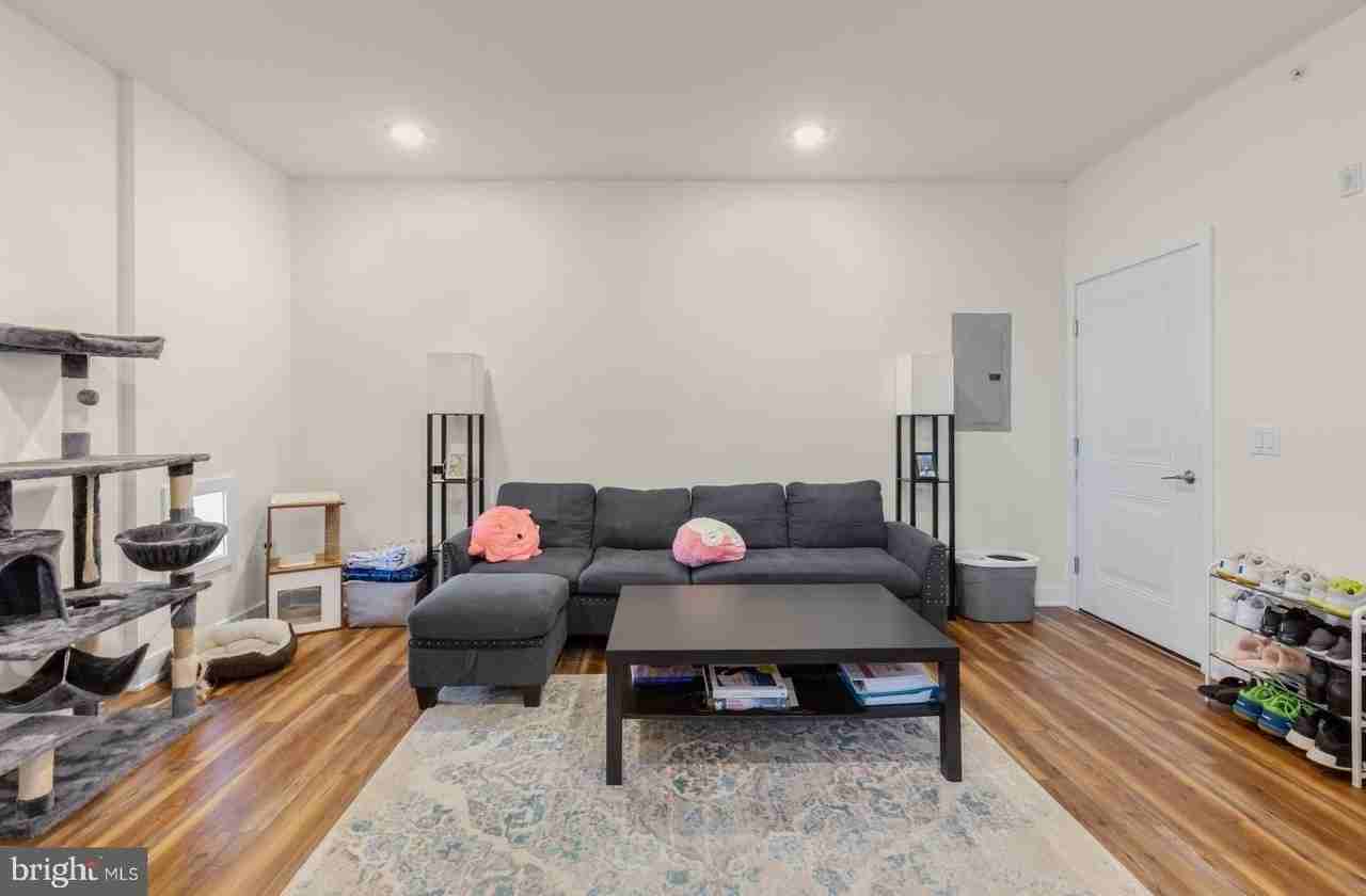 2411 Kensington Ave #202 - Photo 3 of 38