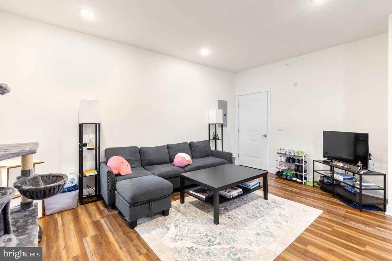 2411 Kensington Ave #202 - Photo 4 of 38