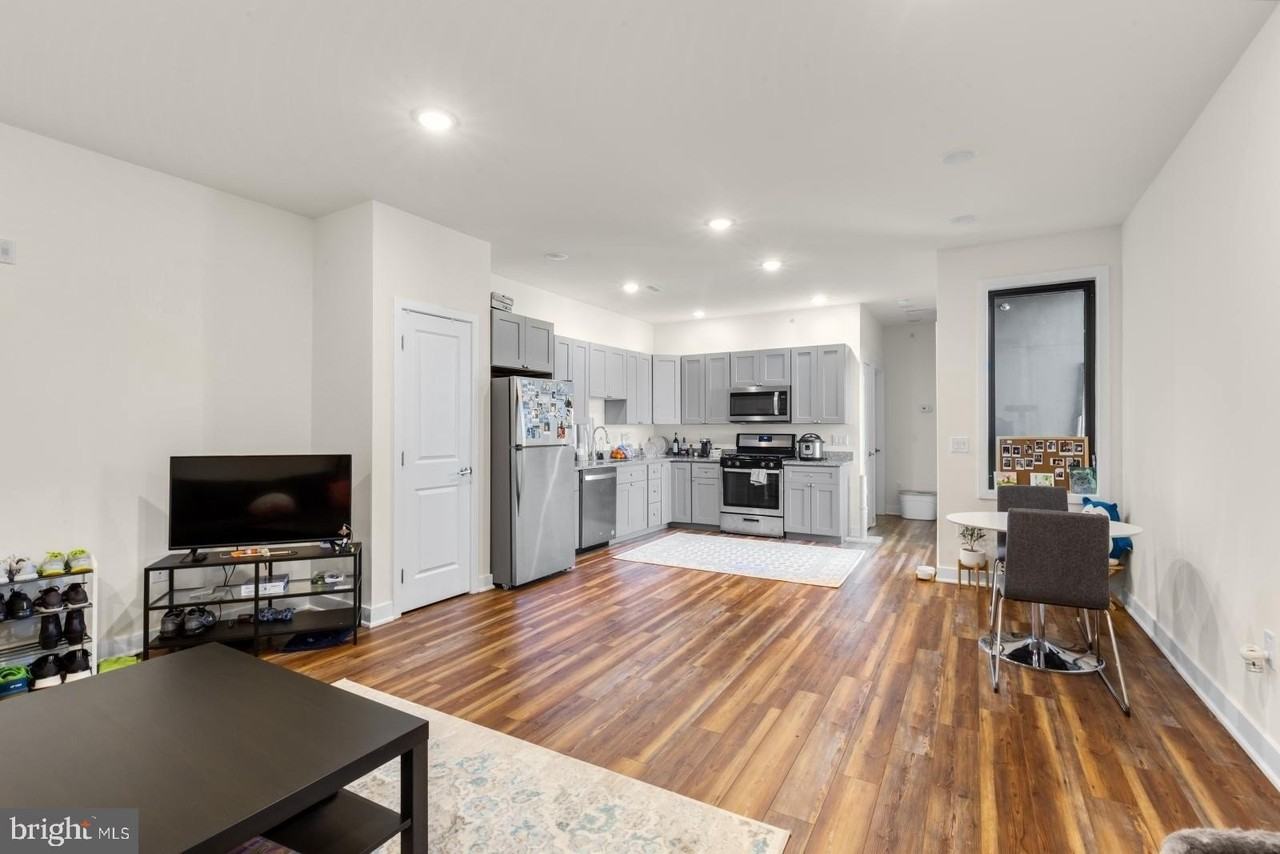 2411 Kensington Ave #202 - Photo 5 of 38