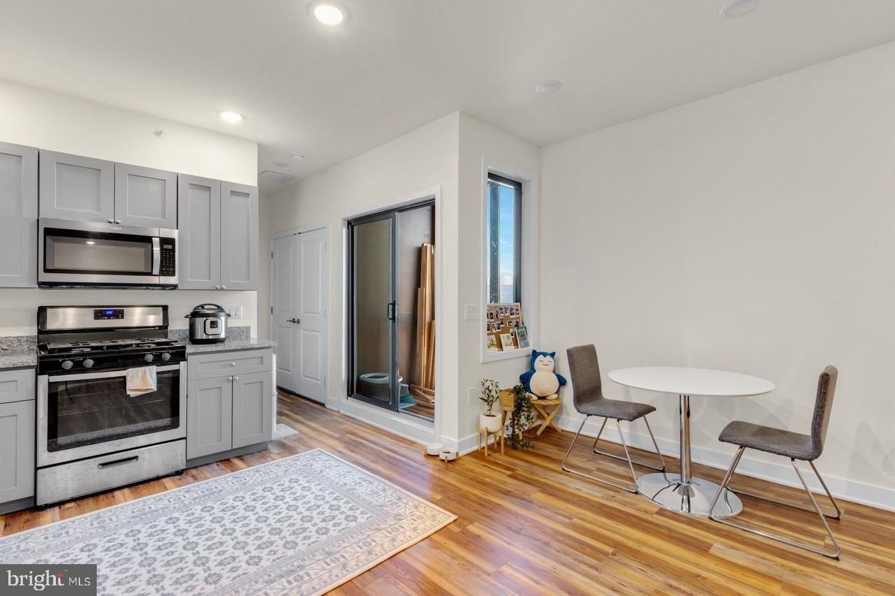 2411 Kensington Ave #202 - Photo 7 of 38
